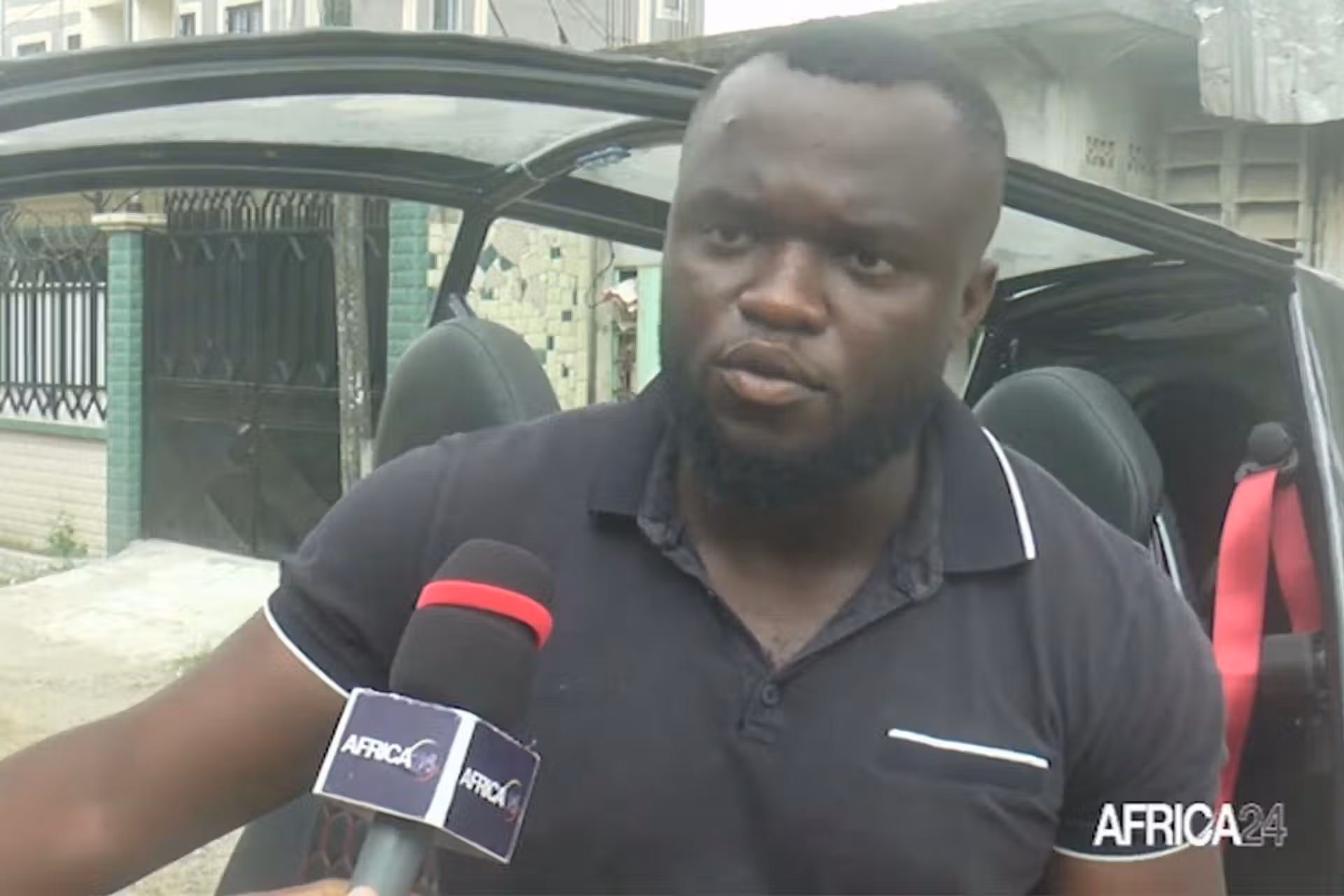 Lire la suite à propos de l’article Darryl Tiogueu, le jeune camerounais qui révolutionne la mobilité urbaine avec son tricycle électrique