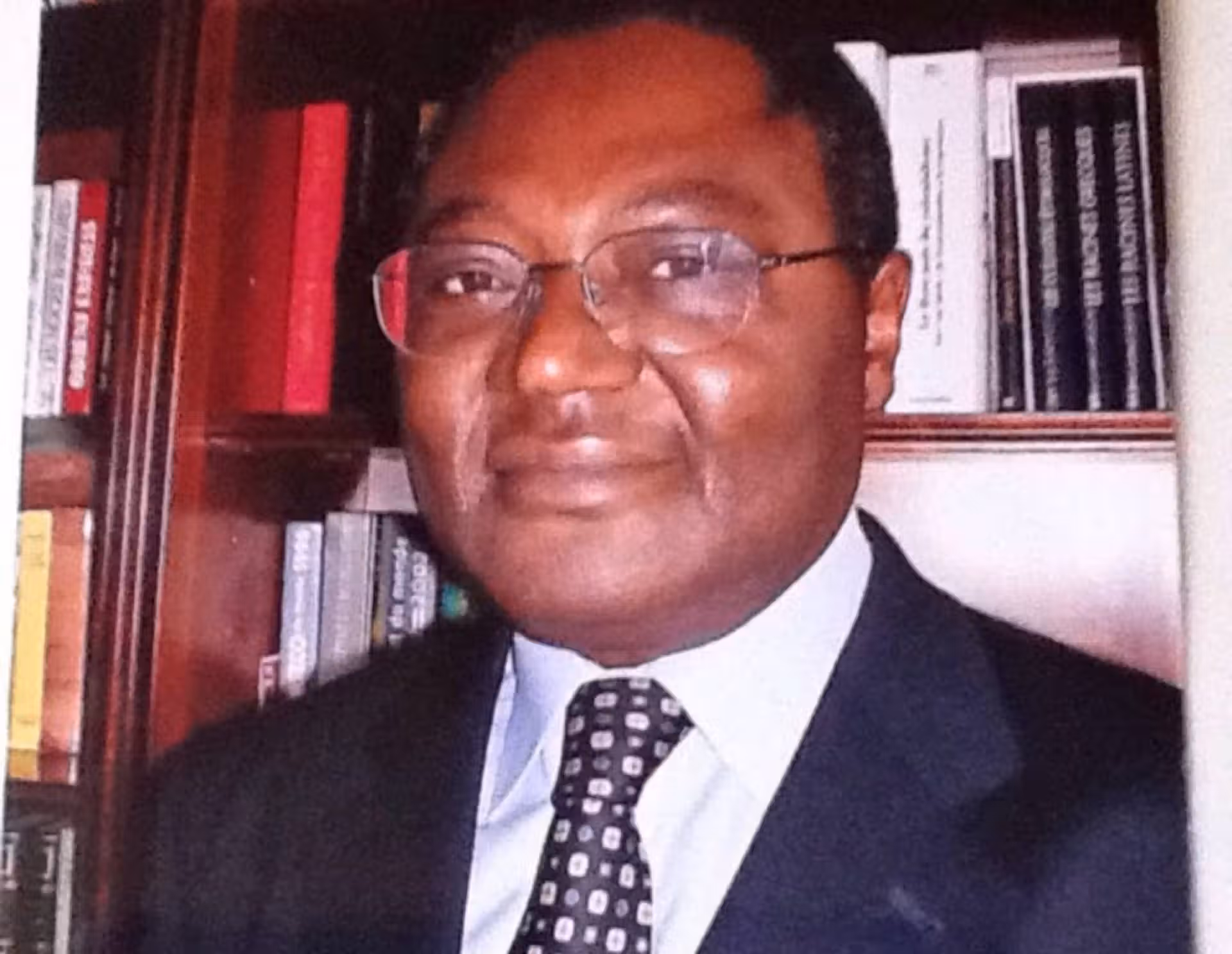 Lire la suite à propos de l’article Henri Hogbe Nlend, le mathématicien camerounais qui a contribué à la théorie des groupes et à l&rsquo;algèbre commutative