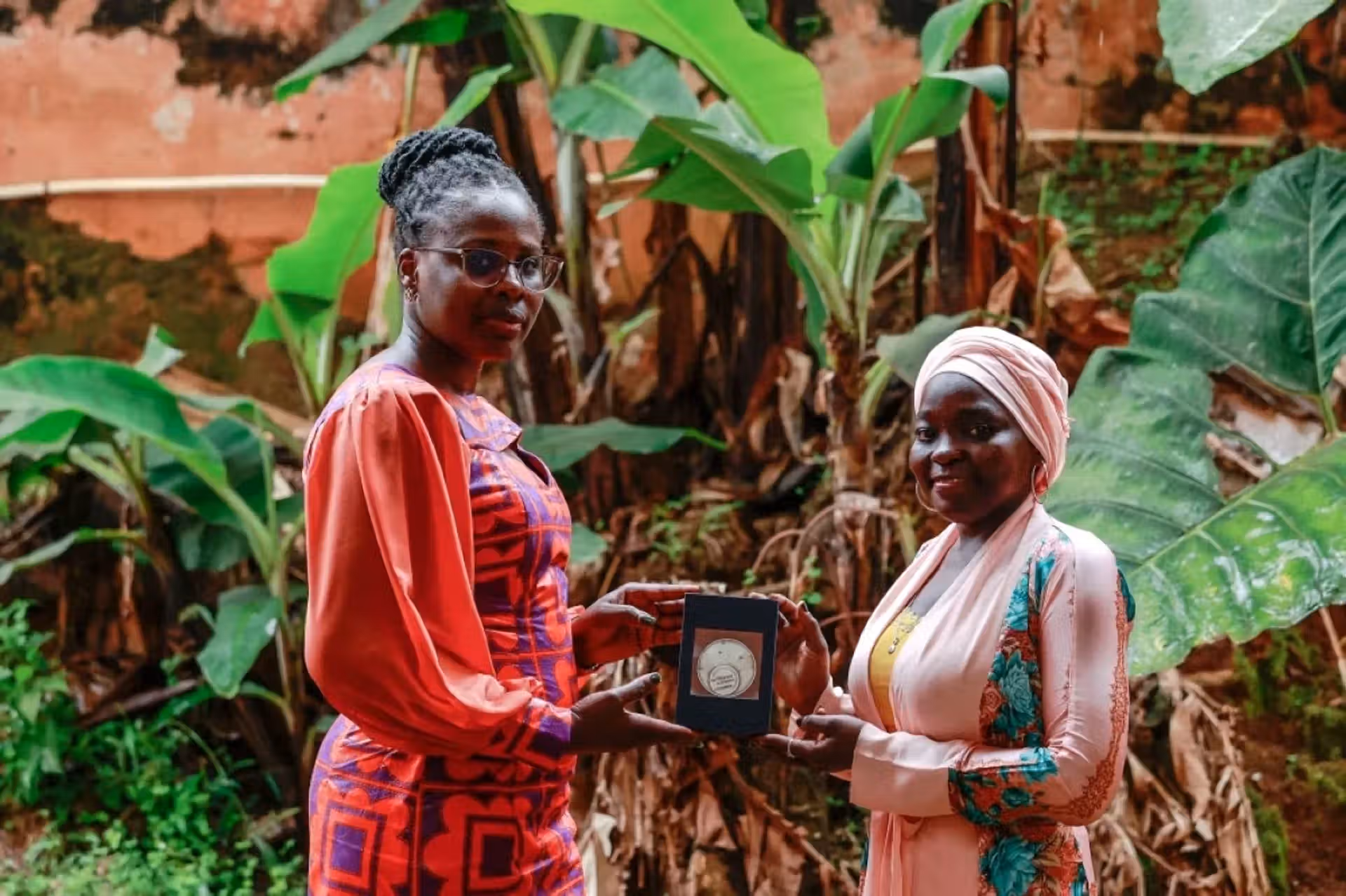 Lire la suite à propos de l’article Sabine Adeline Fanta Yadang et Hadidjatou Daïrou, les deux femmes camerounaises, qui remportent le prix L&rsquo;Oréal-UNESCO pour leurs recherches sur les plantes médicinales