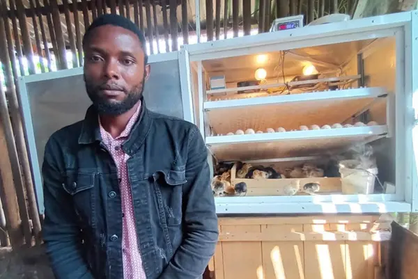 Lire la suite à propos de l’article Le Camerounais Fredrikcène Kouagne réinvente l&rsquo;aviculture ‘’bio’’ sur Edena’s Farm
