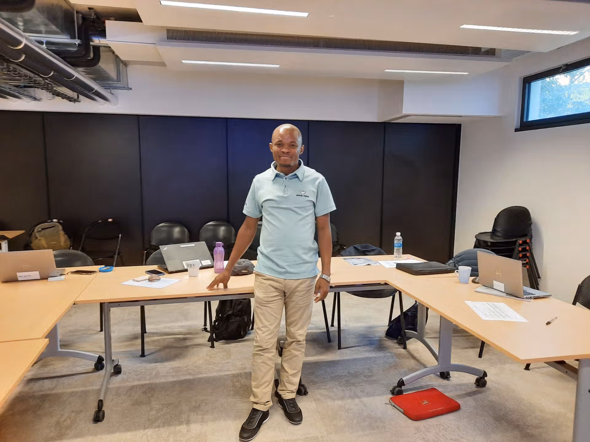 Lire la suite à propos de l’article Puissance 237 : zoom sur le Dr Tambe Elvis Akem — quand la technologie rencontre la médecine de terrain